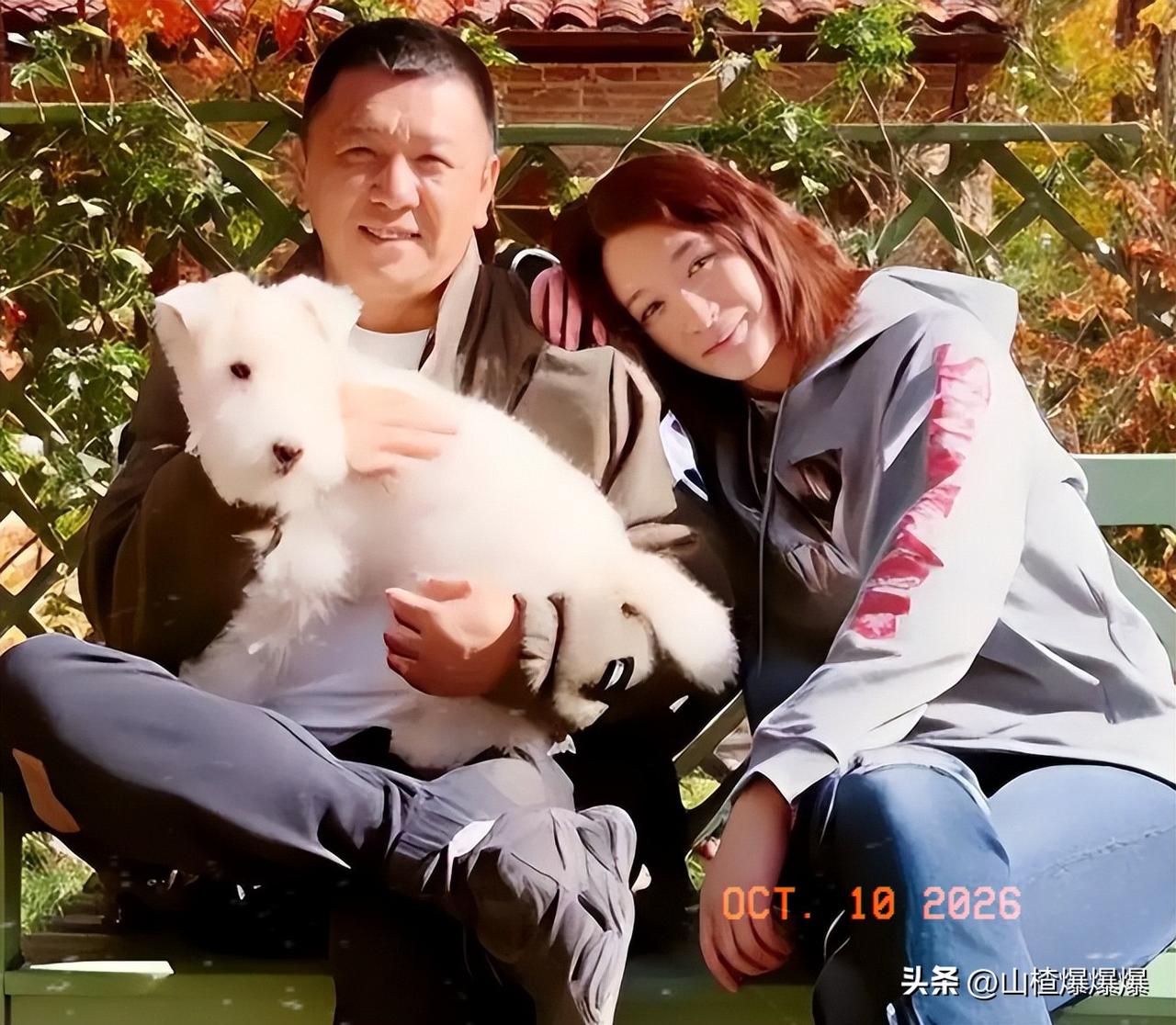 这事儿当年闹得挺大，
现在回想起来真是唏嘘。

徐佳宁最初的结婚对象，是李小冉的