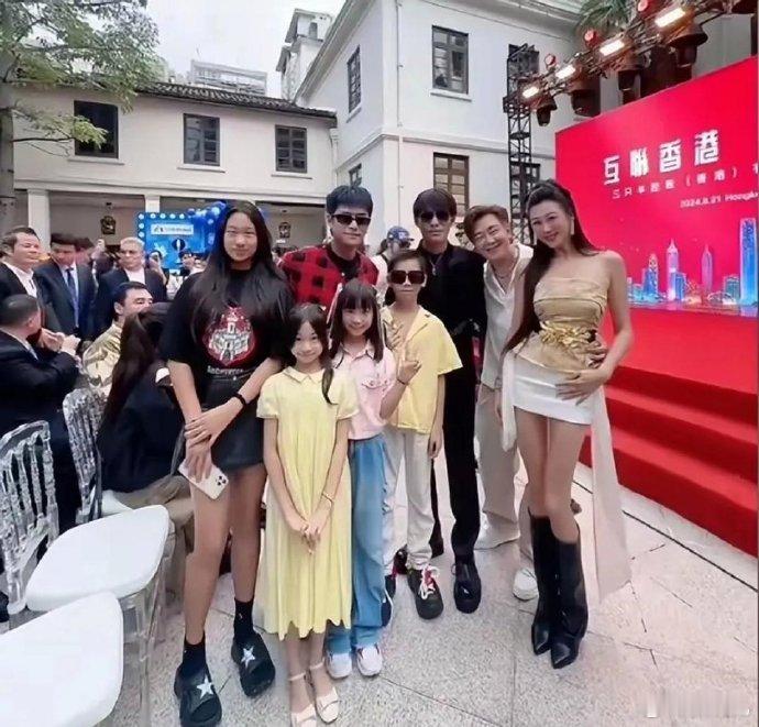 陈浩明吃相会不会有点难看，拖儿带女参加小杨哥香港分公司开业，更令人没想到的是，一
