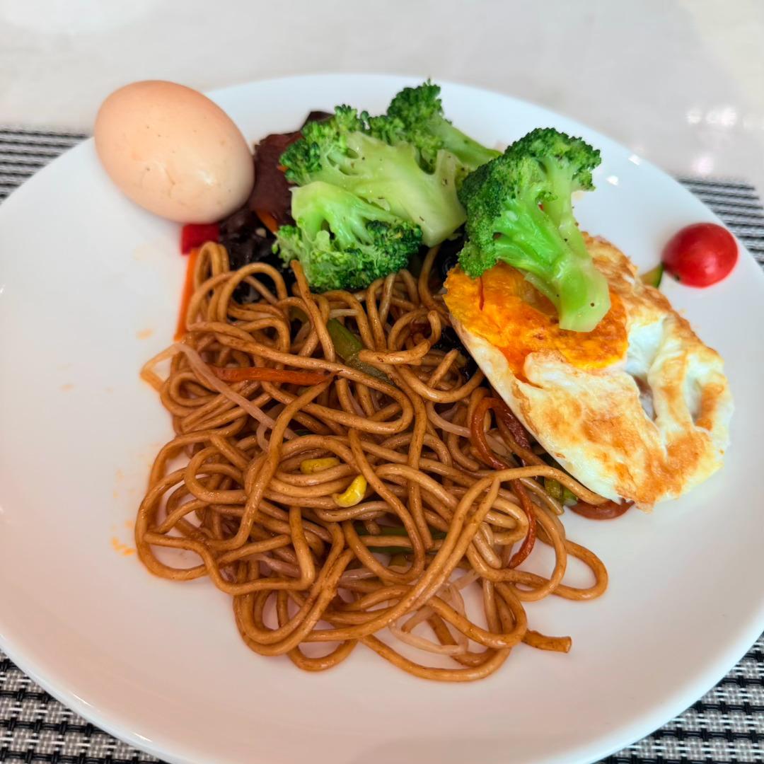 大家早安呀吃个简单的早饭就要去熊猫繁殖基地去看我们的顶流女明星花花宝贝啦[yea