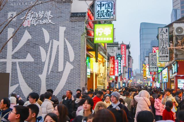 【2025年长沙入境游客位居中部省会城市第一 】长沙城名历经3000年未变放眼全