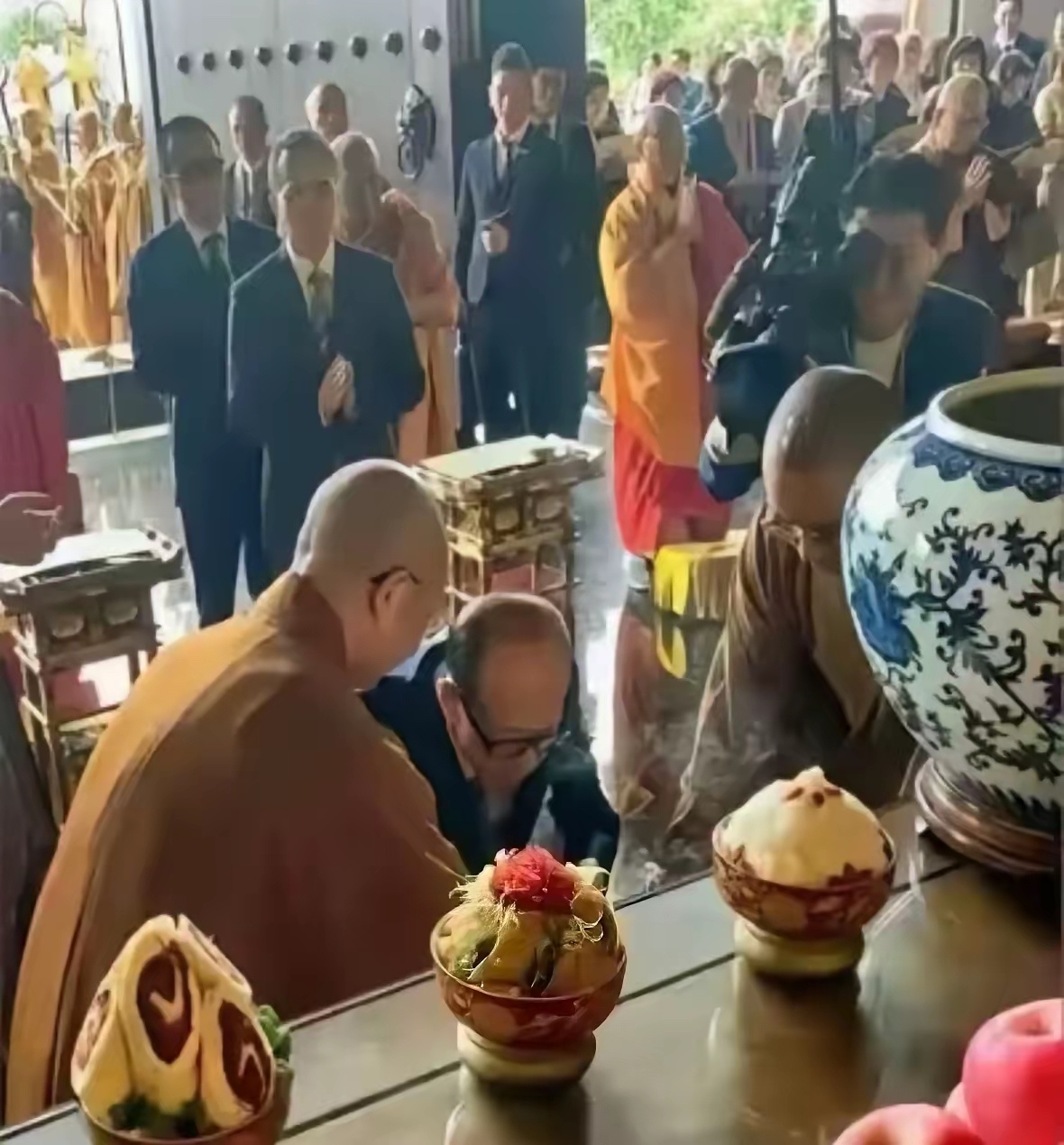 李嘉诚这么大年纪还在烧香拜佛，他还缺什么呀？ 