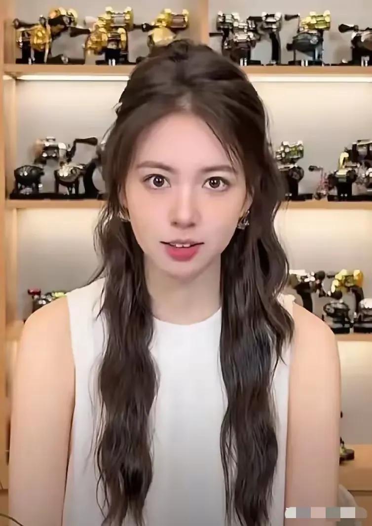 第一，以前觉得她岁月静好，现在怎么也这样？
第二，以前觉得她知性优雅，现在怎么也