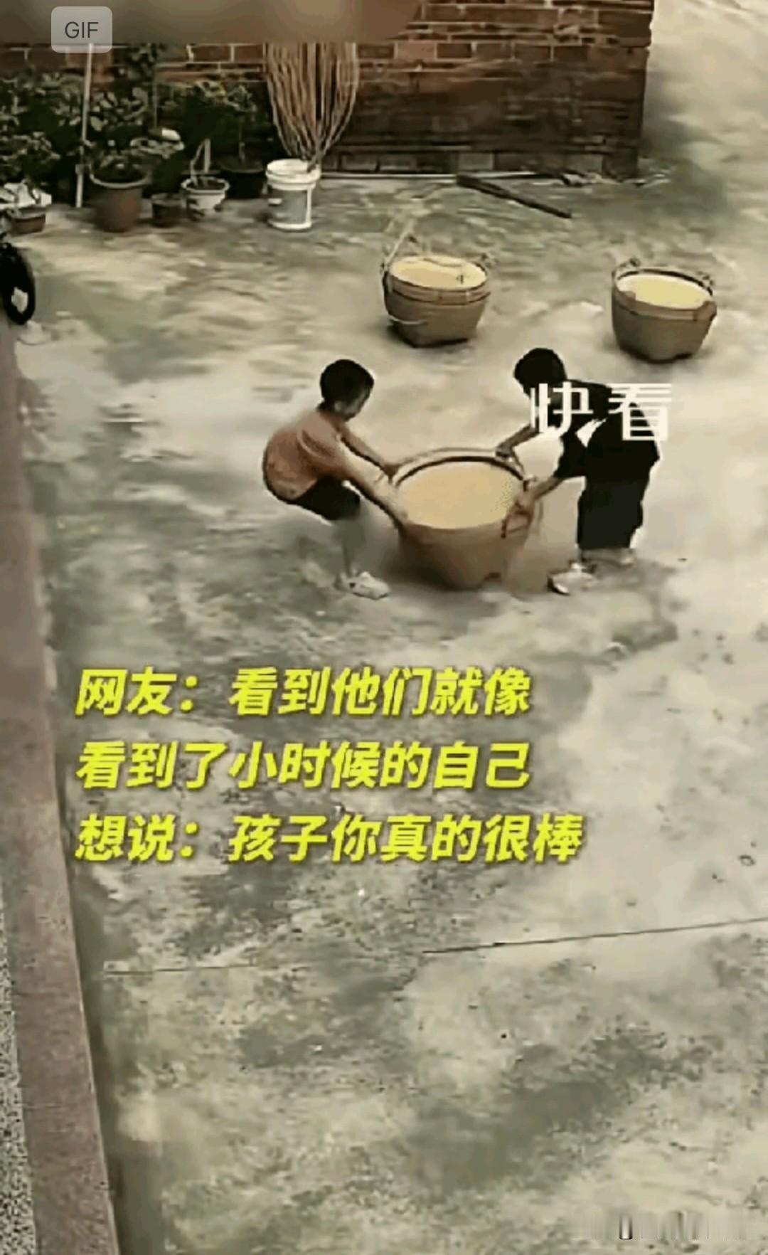 泪目了，广东，暴雨将至，女子担心老家的粮食没收，打开监控查看，没想到直接看哭了。