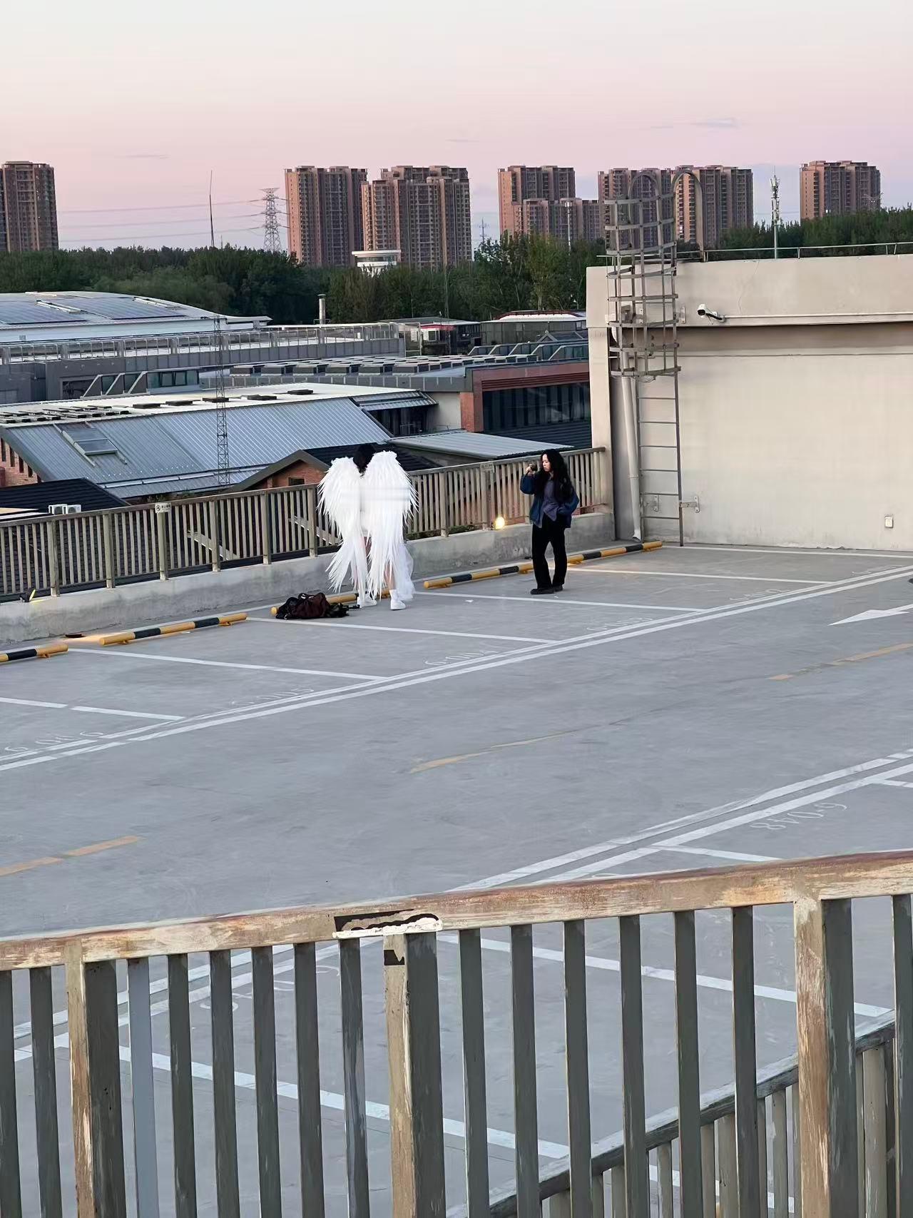 车若初见 这是拍啥呢？拍鬼呢吗... 