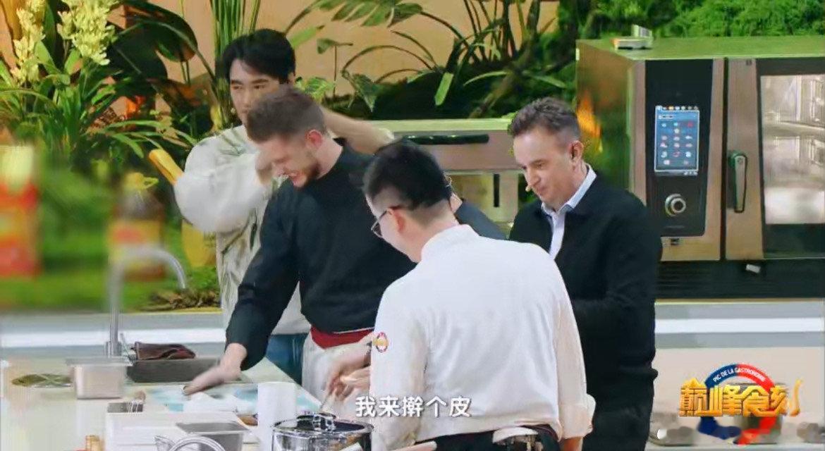 #袁弘挑战用鸡胸肉做出水芙蓉#这鸡胸肉会是什么样的味道呢，真的好想尝一尝袁弘亲手