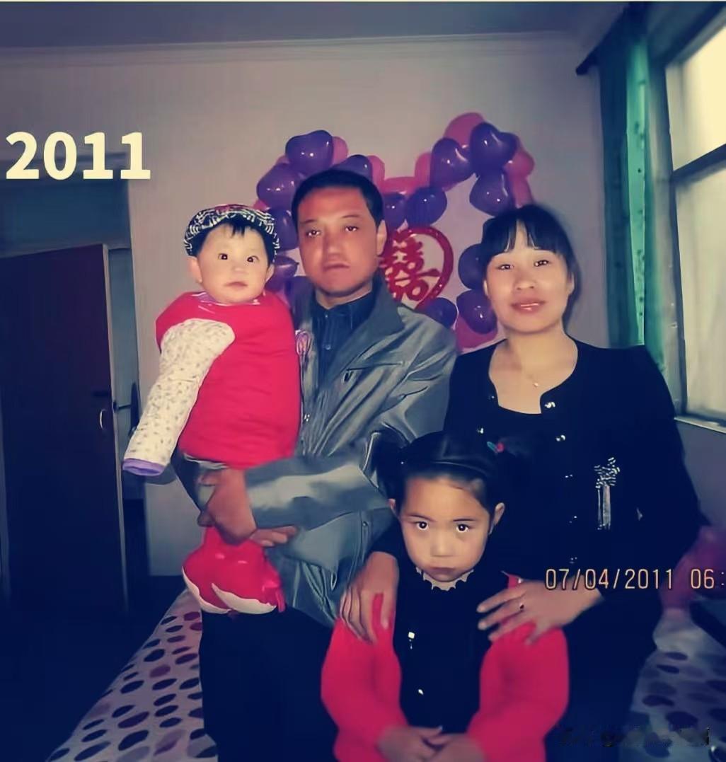 当熟悉的身影按同款站位再次聚齐，当年看只觉得热闹温馨，现在看才懂：最长情的记录不