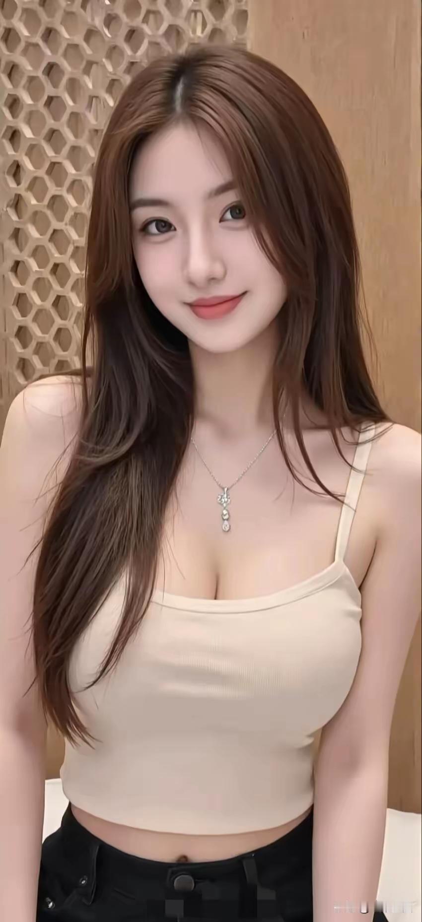 甜美少女风，浅棕色长发，白色吊带背心，清新自然