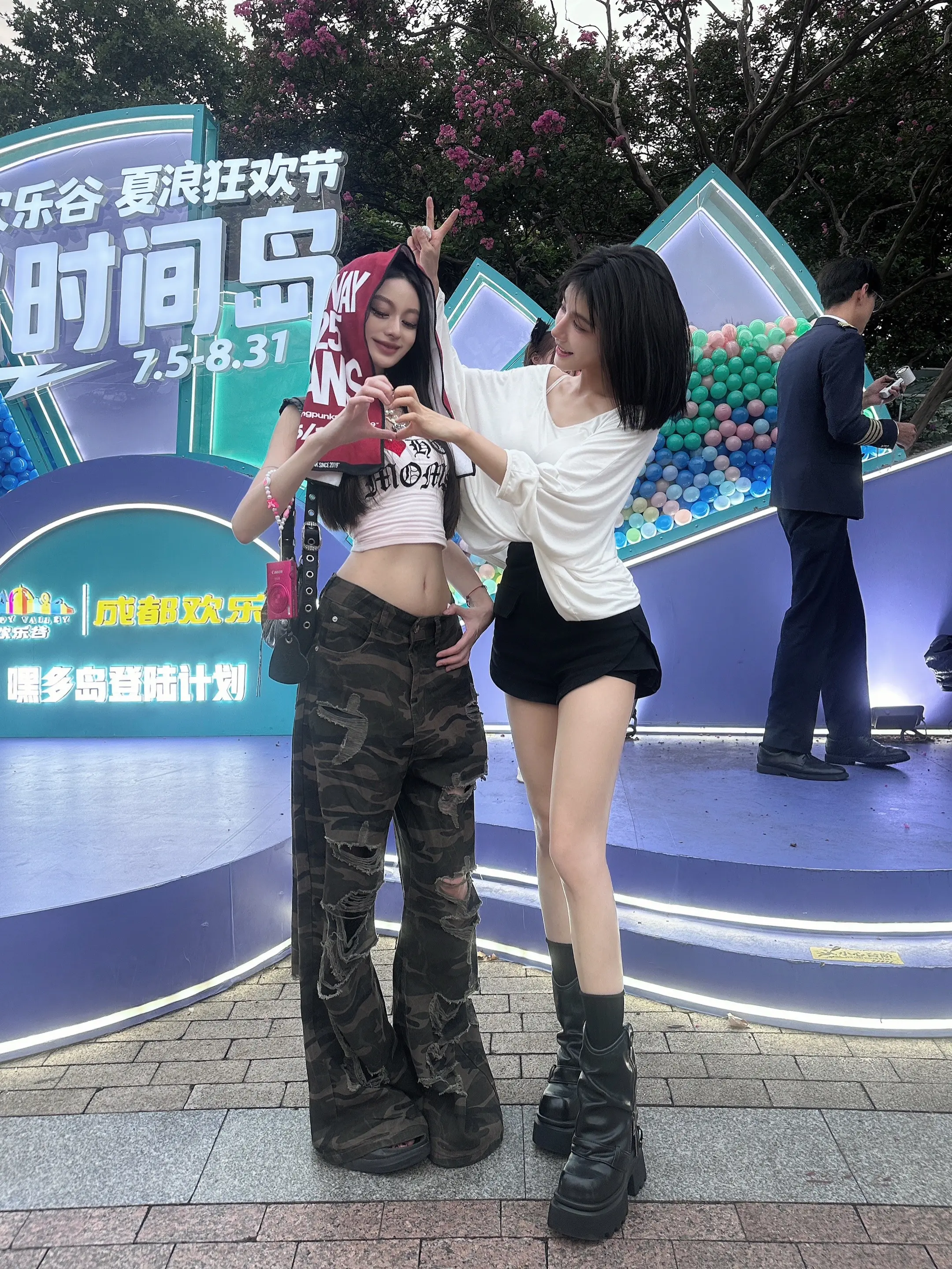 是谁在欢乐谷和浅浅比心啦。