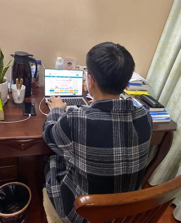 孩子大学毕业两年了，就是不去找工作，其实也找了，就是没有合适的，整天待在家里，怎