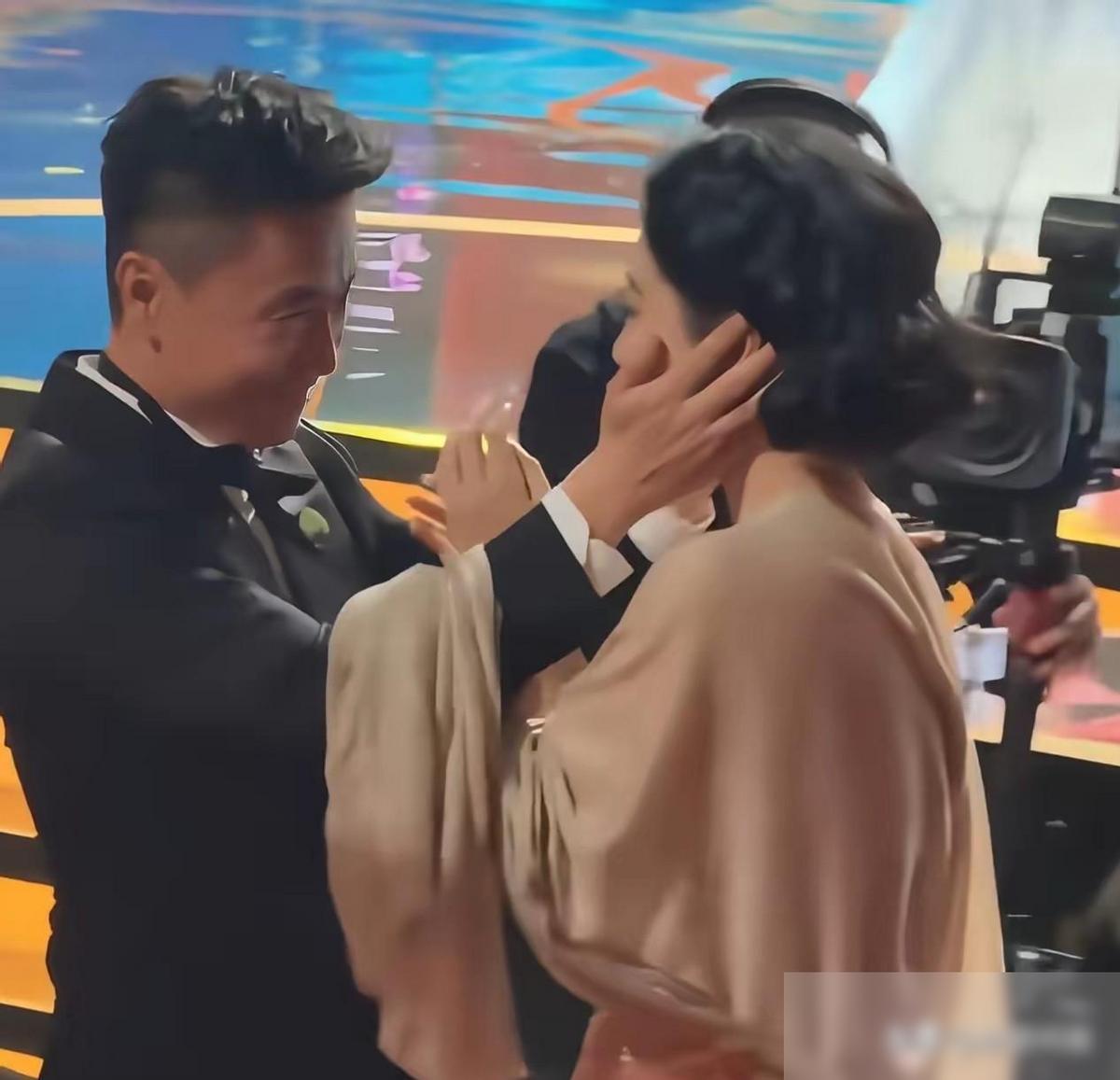 捧着杨紫的脸祝贺的，就是《生命树》的导演李雪。他是正午阳光金牌导演，但这次戳人的