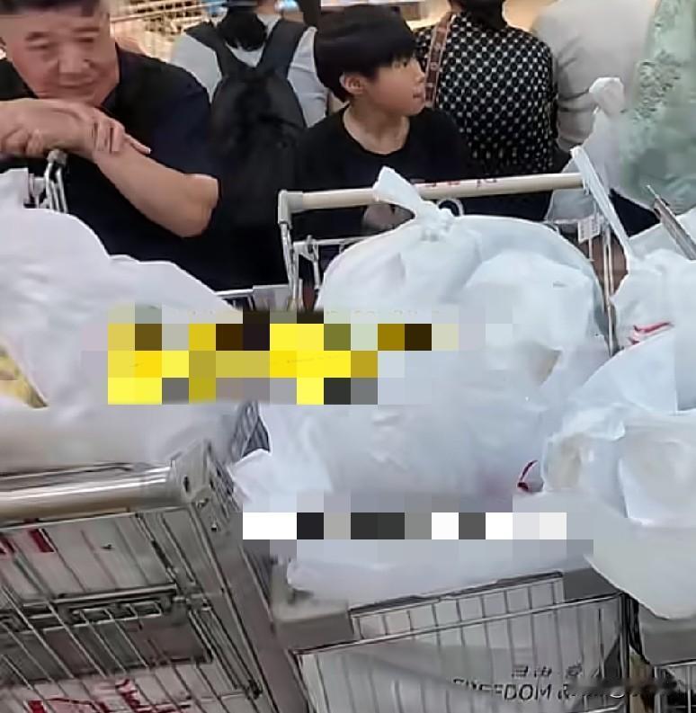 8月26日，河南许昌，安徽一顾客开着客车到胖东来，仅用3、4个小时，7辆购物车装