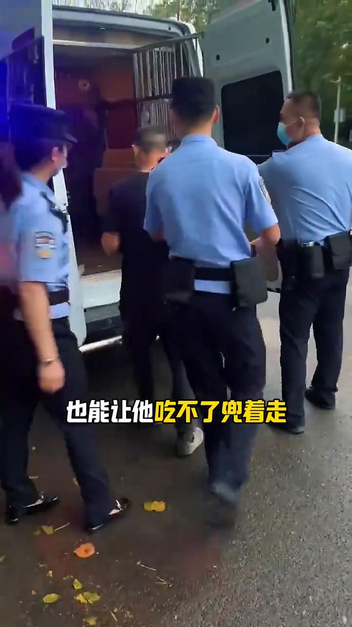 男子街头上演"碰瓷"大戏，先躺后滚一气呵成，遇到碰瓷用这招轻松拿捏。
大爷日常碰
