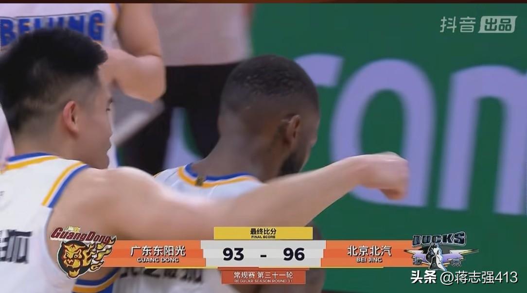 杜锋被打懵圈了，在自己主场又被北京北汽的杰曼绝杀了。这一场广东宏远的球员也是三军