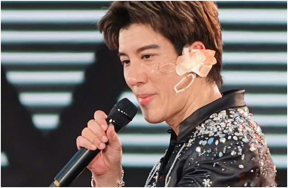 王力宏摔倒王力宏脸和耳朵出血 王力宏演唱会不小心摔倒，造成脸部和耳朵擦伤出血，只