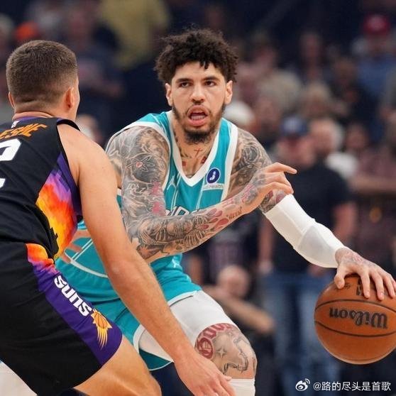 《罚球比对手全队还多！布克“丑陋”赢球方式引热议，三球数据再漂亮也带不动，NBA