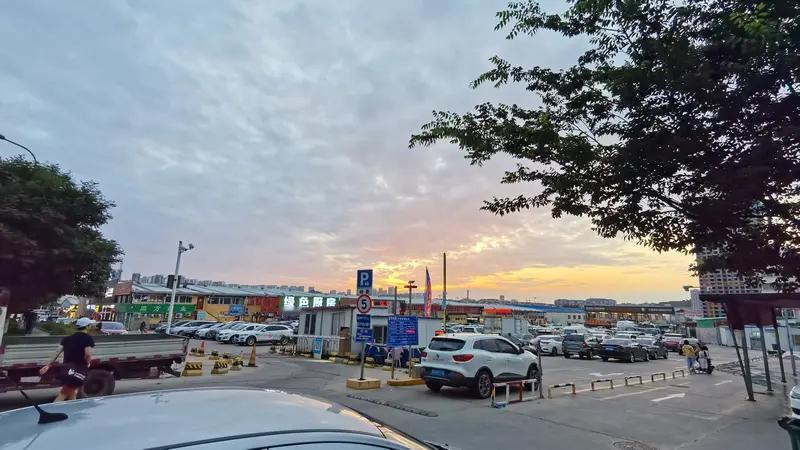 5月13日，青岛重振华中蔬菜批发市场停车场，一无人车滞留停车场出口，遭工作人员持