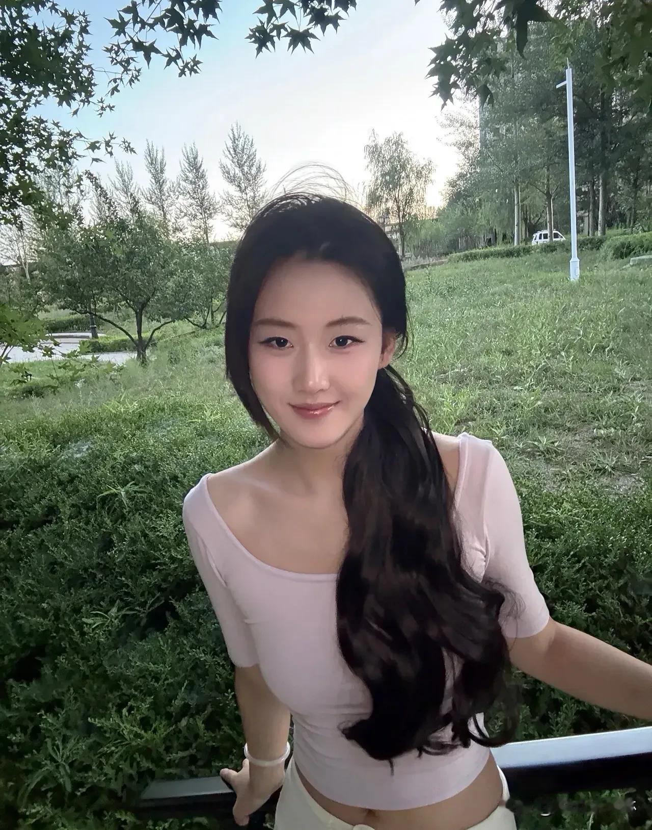 优雅是刻在骨子里的从容，  
无需刻意，举手投足皆是风景。  
简单穿搭也能穿出