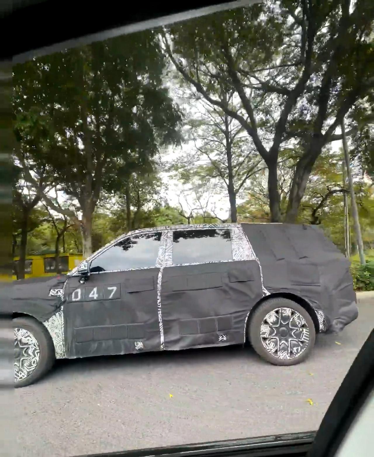 在南宁街头偶遇一辆未发布的伪装车，车身标注着代号047，据说可能是小米新车哦！不