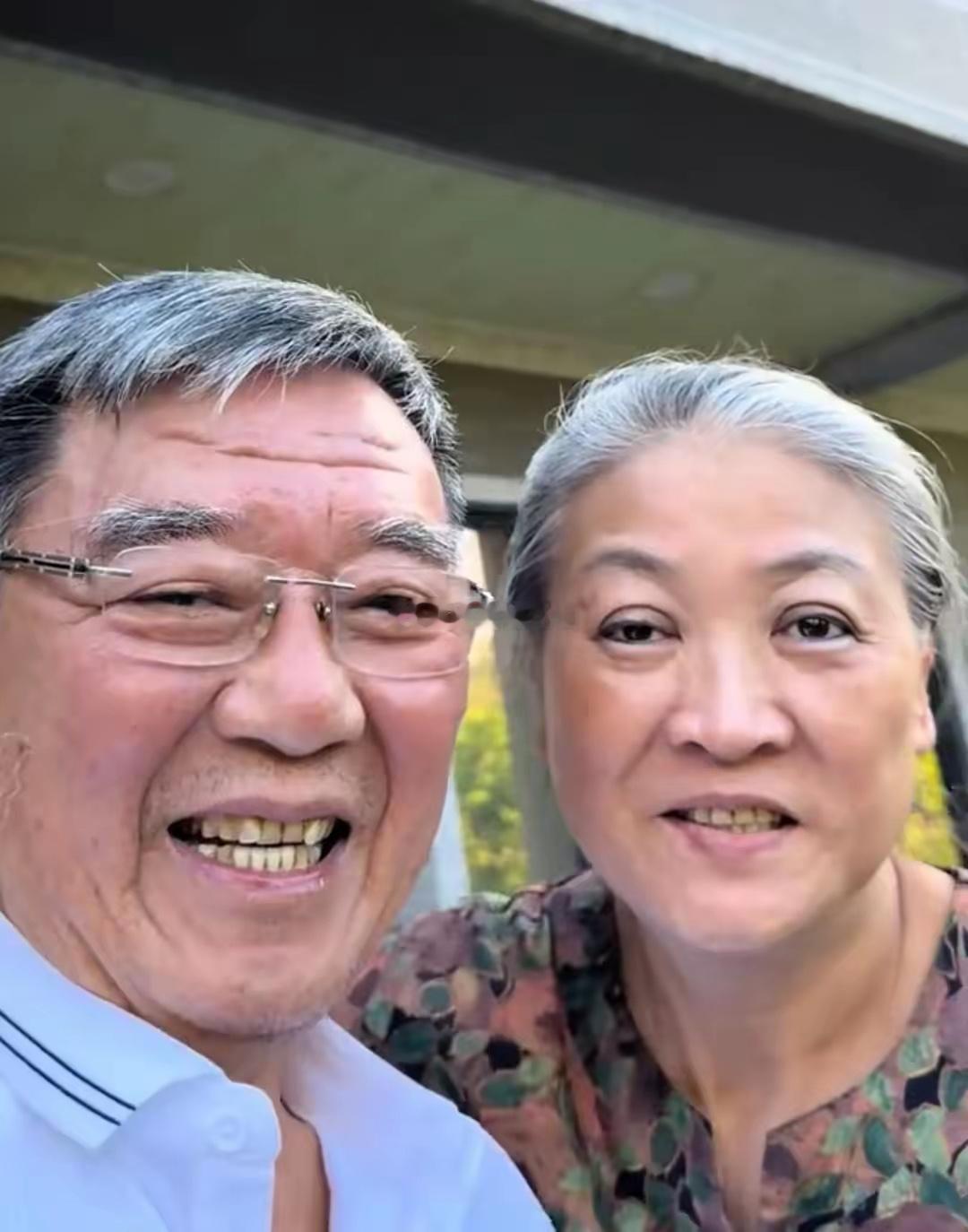 73岁李立群晒山中豪宅，院子比篮球场大，他秋裤外穿太招笑 ​​​