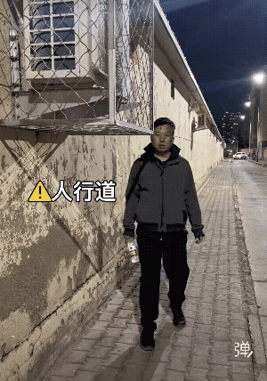 这个空调安的真是太危险了，已经威胁到行人的安全，如果行人走到这里光顾看手机的话，