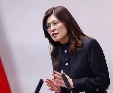 近期郑丽文突然提了一个所谓的“欧盟模式”用于两岸关系上，邱毅当即批评她乱说话！其