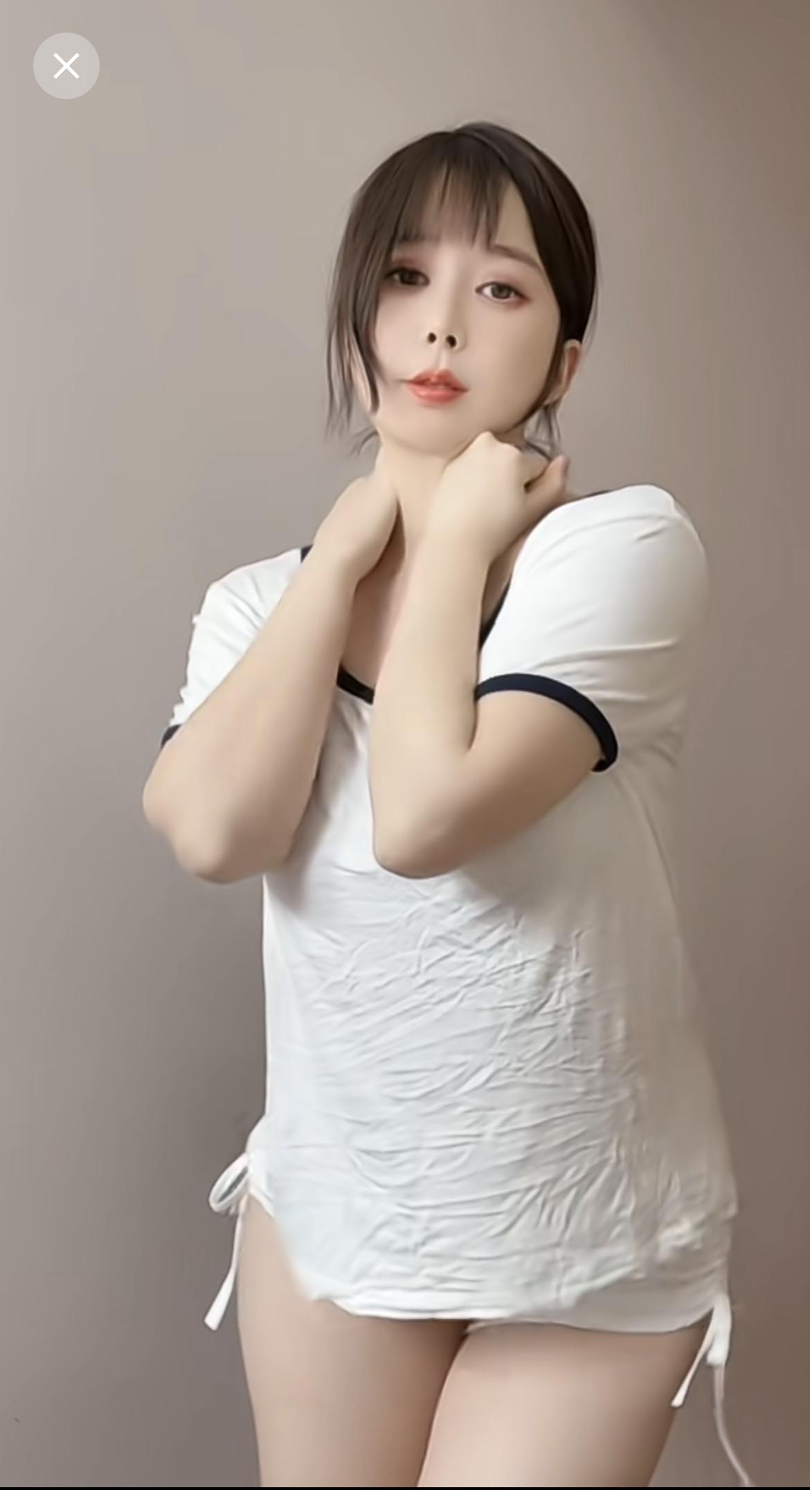 白衣飘飘，风姿绰约。