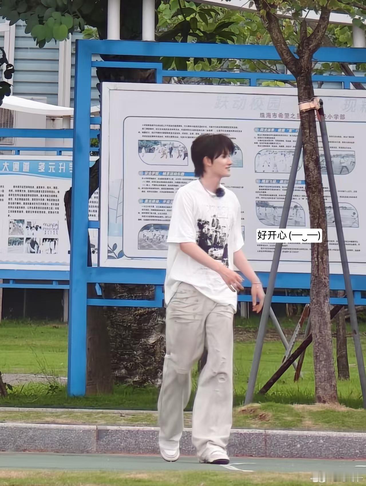 余宇涵现身珠海打篮球余宇涵给路人的每一份晨光小美好，和他给自己投出的每一颗三分，