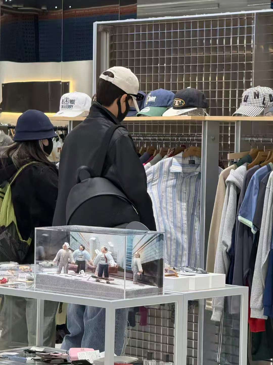 李昀锐首尔逛街被偶遇韩国逛街偶遇李昀锐 多买点漂亮衣服回来给我拍跺脚变装，算我求