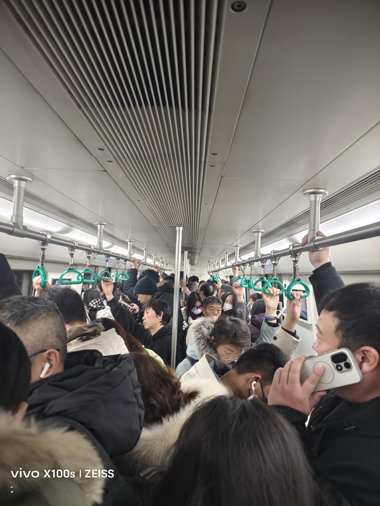 在北京，下班高峰挤过地铁的人，都懂那种滋味——身体被四面八方的人墙推着走，脚不沾