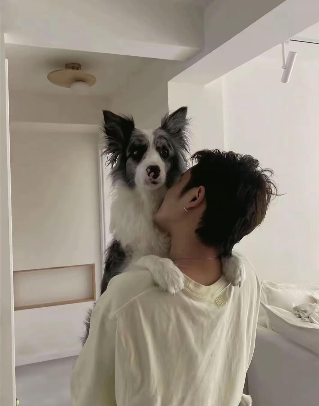 王勉又在别人合照里自曝了 别人发合照：看我们多好看。王勉发合照：看，角落里那个是