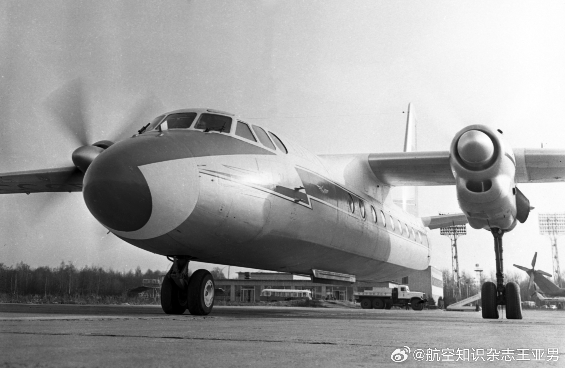 #航空创作计划# 一款飞机服役六十年还在继续用，本身不是大问题，但一架飞机作为商
