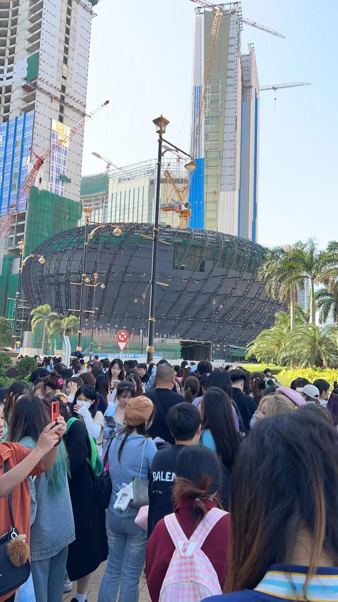 我追星的时候，碰到很多同样喜欢这个明星的人，有一个粉丝的追星态度是我曾经特别羡慕