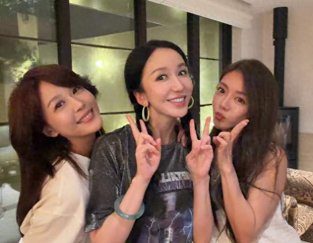 爱情公寓三美居家重聚，李佳航刚走就错过名场面！