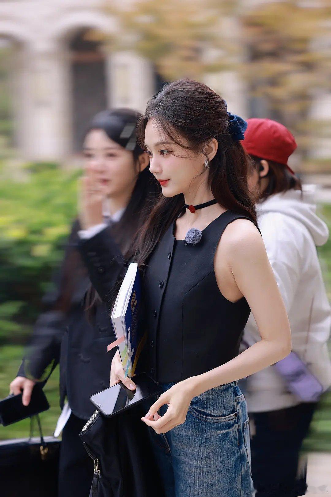 李一桐这件吊带上衣感觉好有特色 ​​​