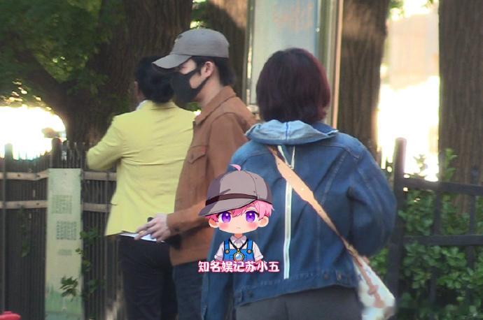 曝章宇带女助理回家
