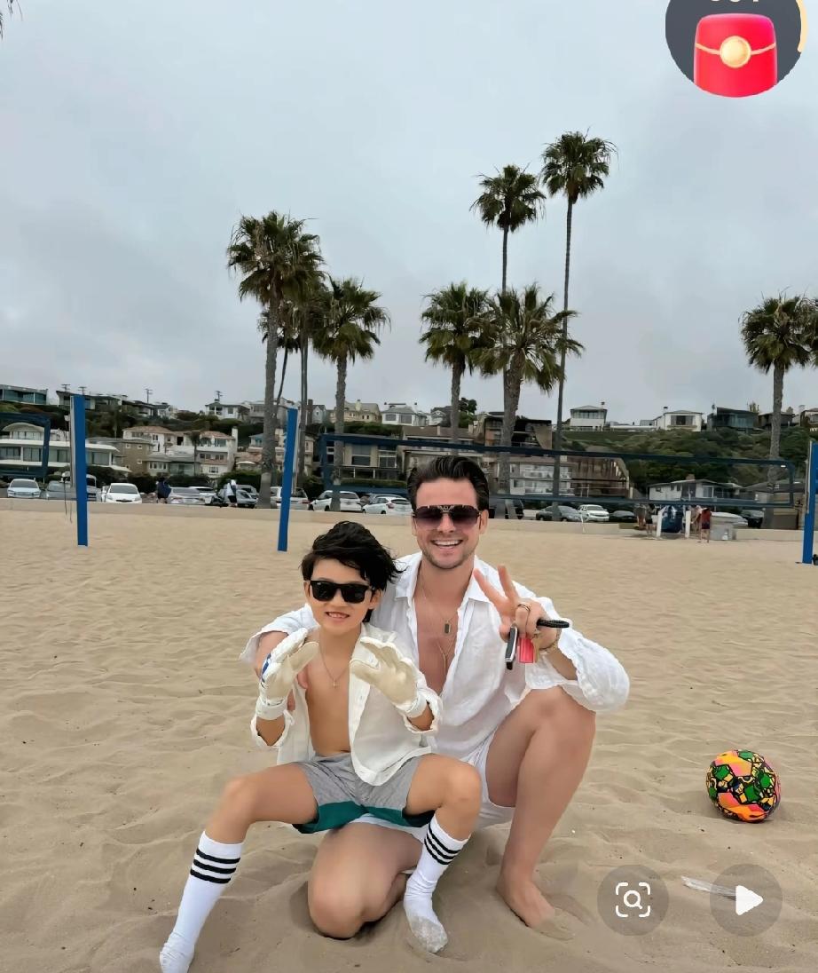 阿迪邀请石头给他过42岁生日，还有妈妈和凯莉陪伴，真是幸福死了。[比心][比心]