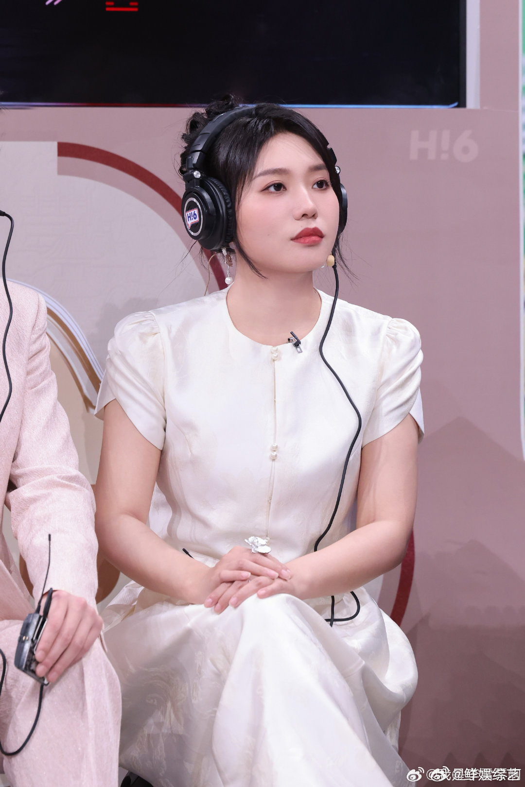 于洋背后抱李雪琴你好星期六谁被毫无预兆从背后抱住都会懵吧，李雪琴被于洋抱住之后僵