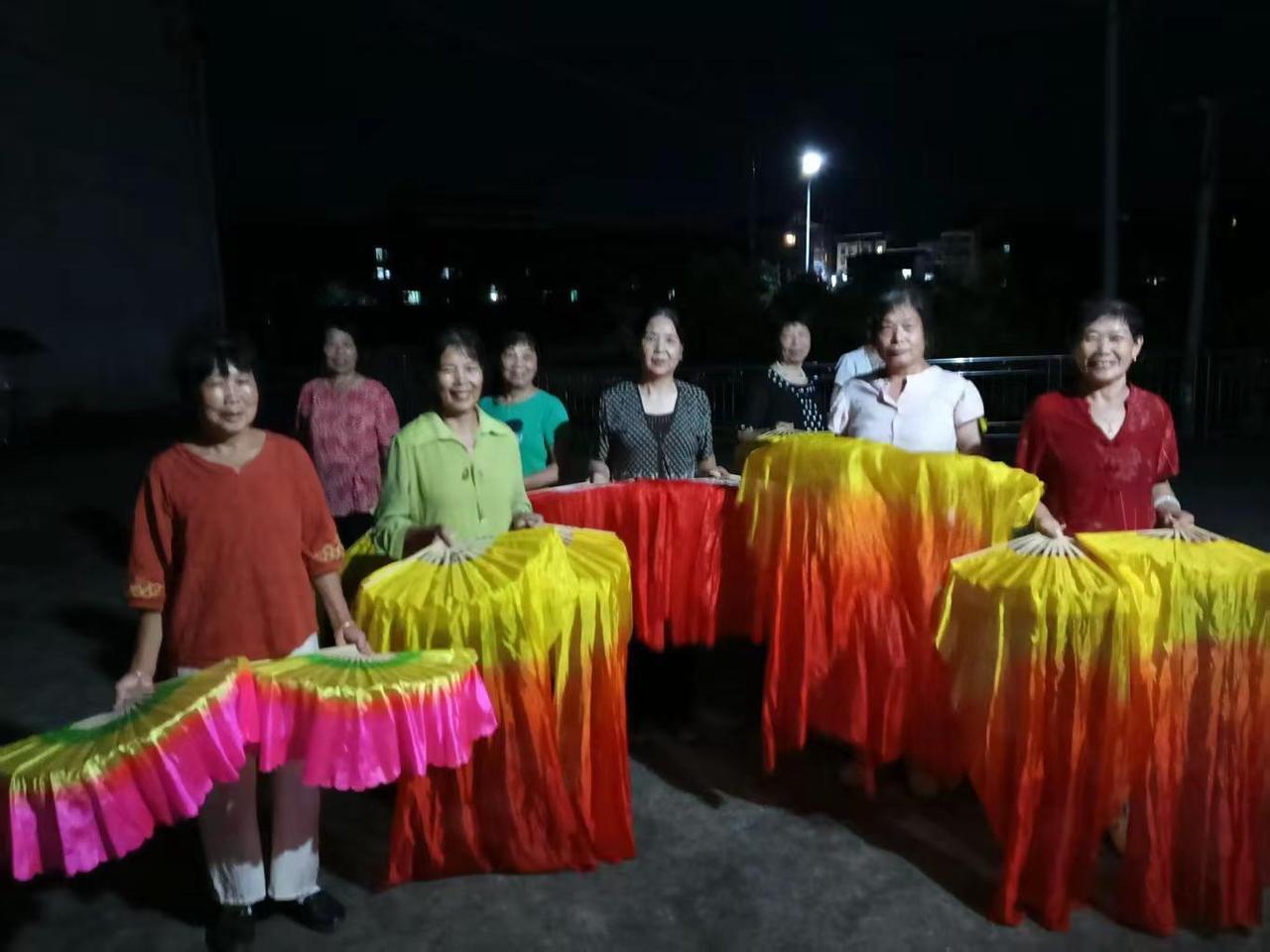 热爱广场舞传递正能量 全民健身广场舞跳起来 夜拍舞蹈队