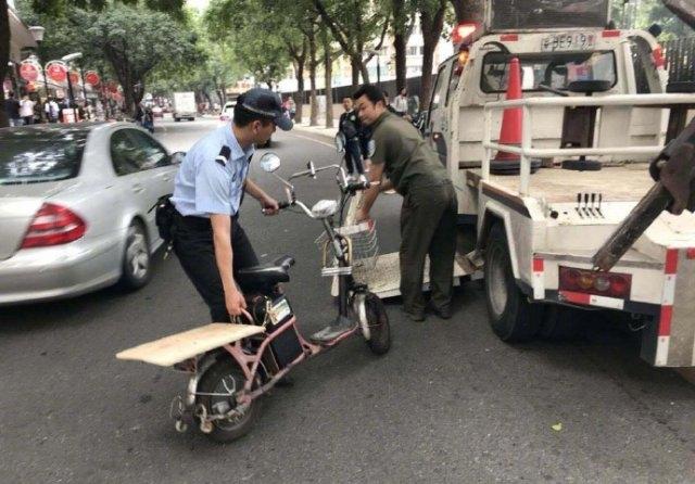 首先，直接回答：该罚！法律写得明明白白

《中华人民共和国道路交通安全法》第三十