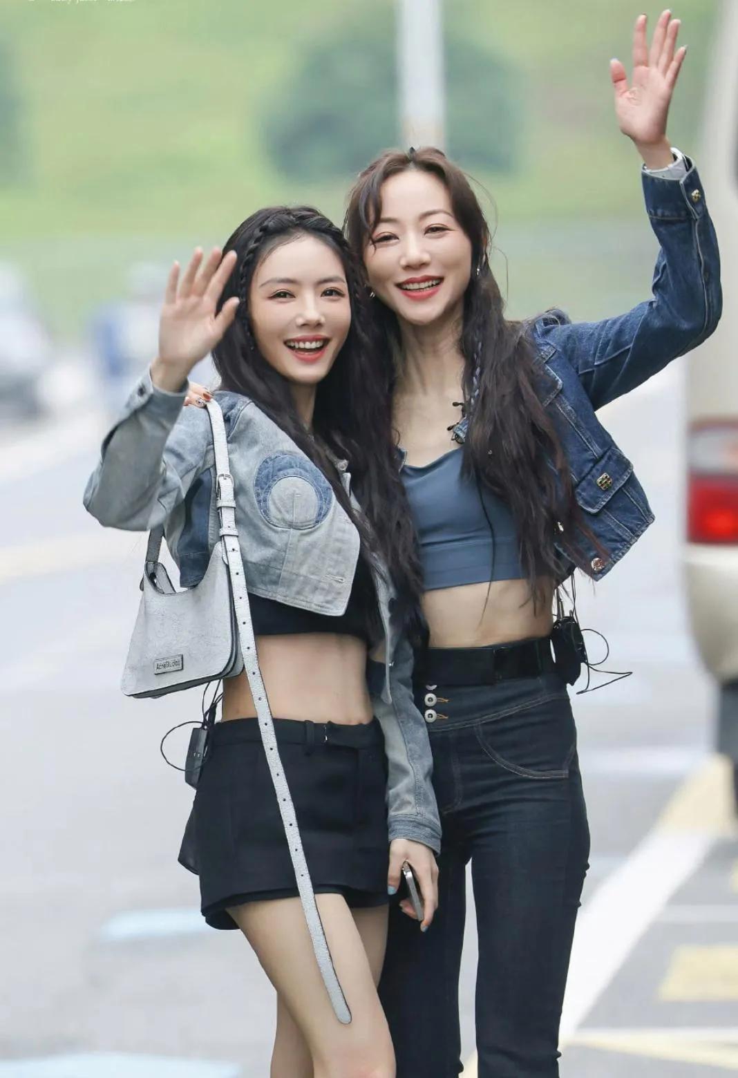 韩雪与蔡文静两大美女同框，不得不说，两位美女身材真的很棒，蔡文静身姿曼妙，韩雪气