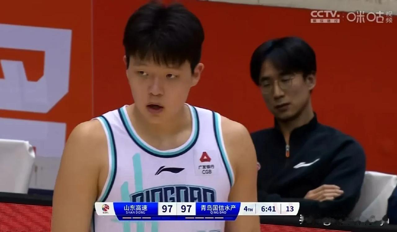 随着青岛男篮111：115不敌山东男篮，本场比赛暴露出3个可笑的事实。

1. 