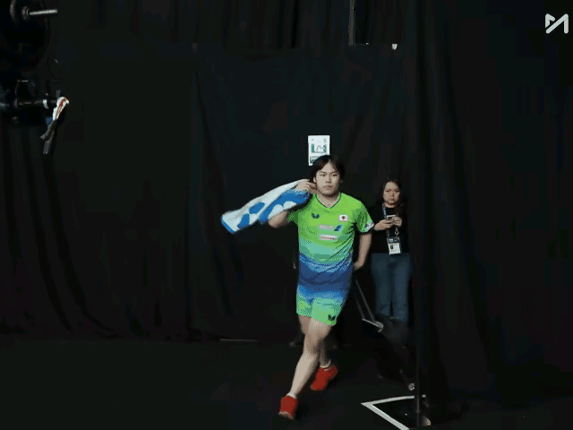 大家发现了吗？松岛辉空似乎不怕冷？

咱们莎莎都穿着羽绒服呢，
松岛辉空却穿着短