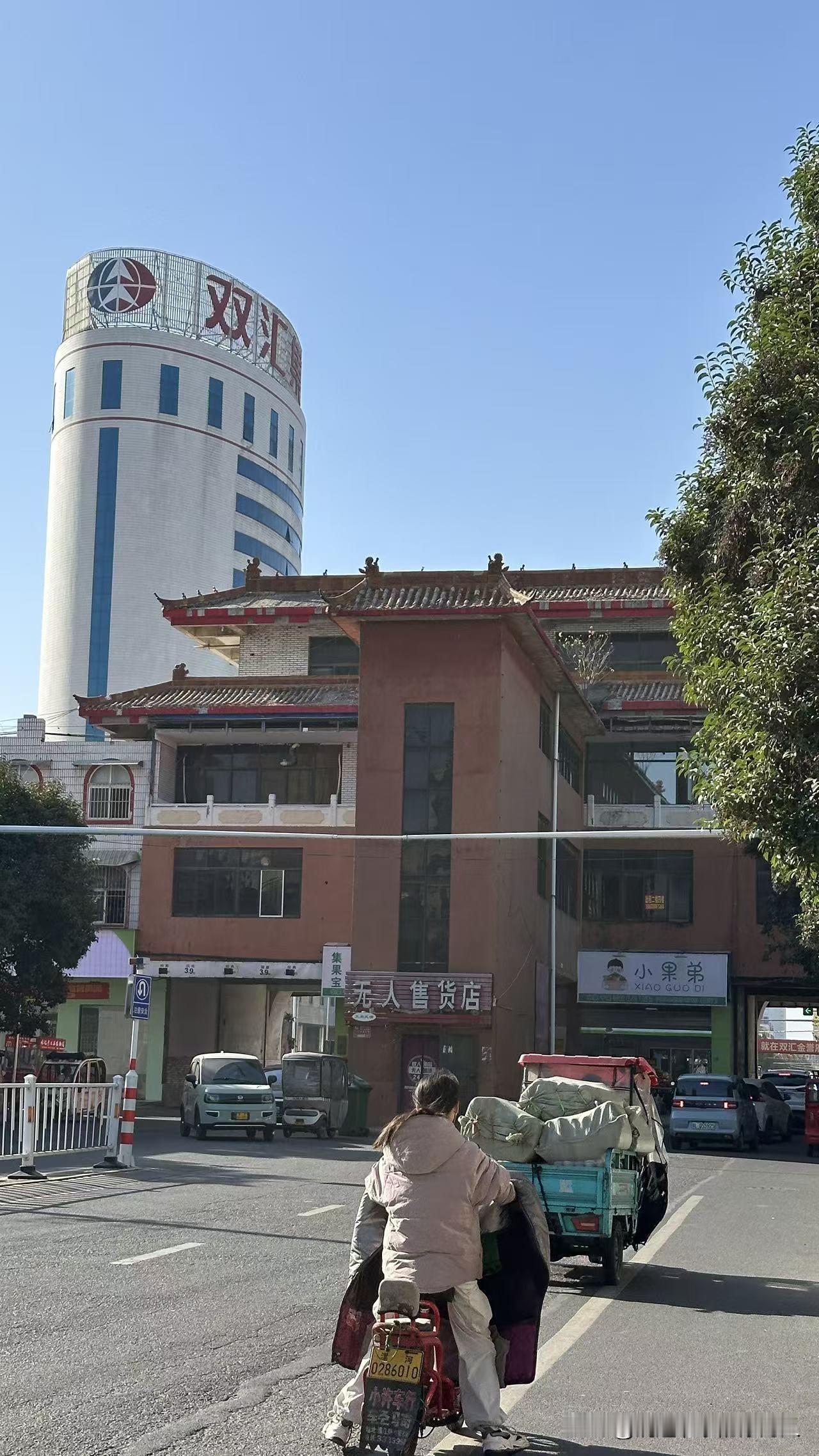 《据说今年五一，老双汇大厦重装开业。是真的吗？》中午，在漯河金山路老双汇大厦对面