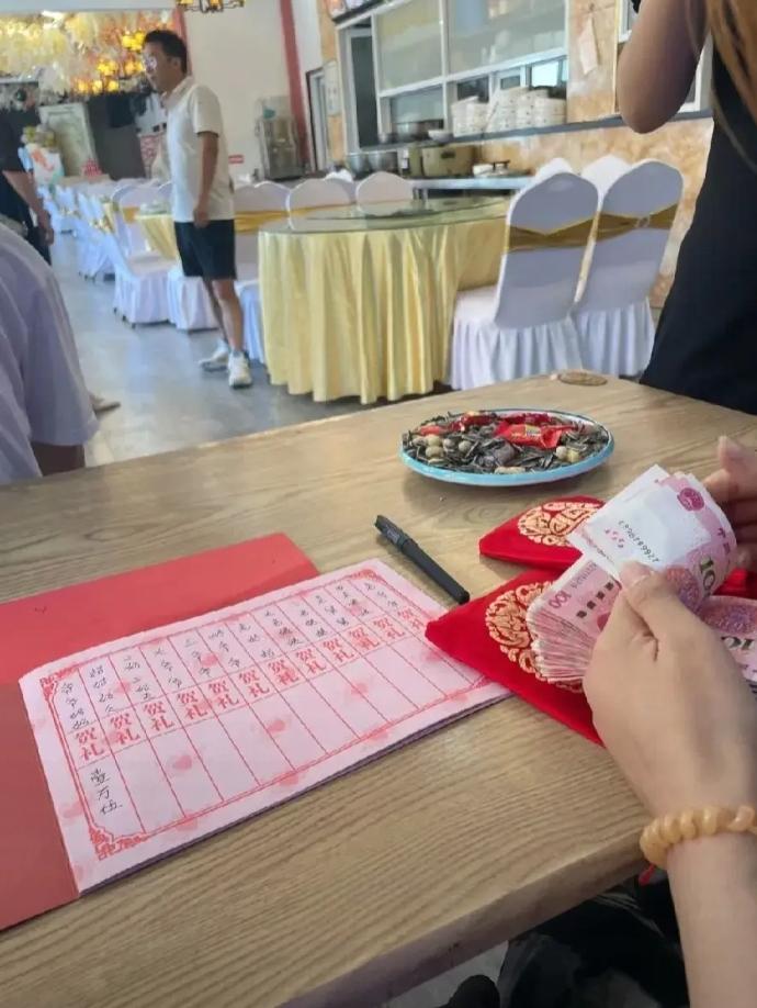 请你评判：
借两千还两千上礼被说白吃的逻辑错在哪里？

最近听说一种这样的争论很