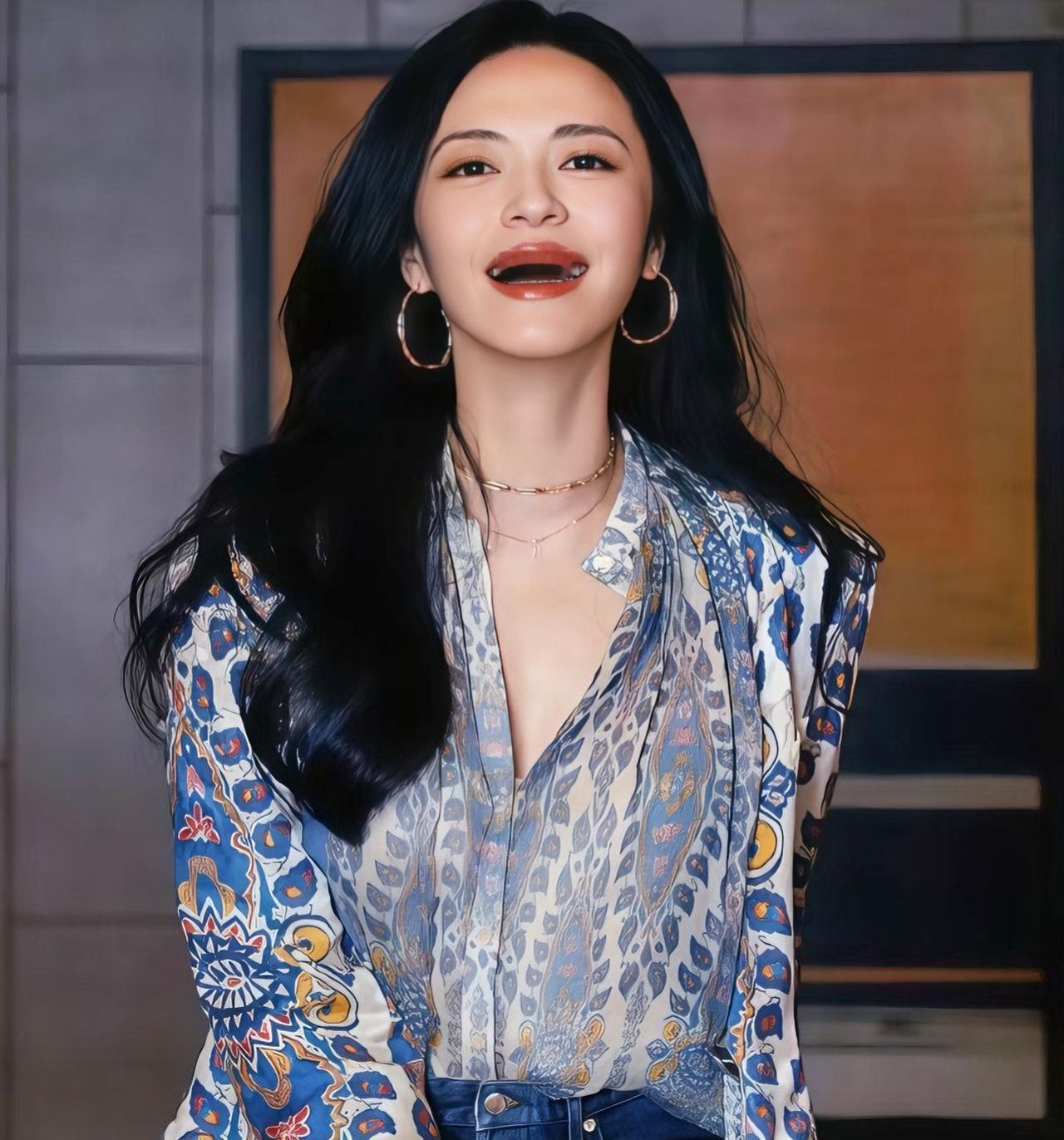 姚晨，1979年出生于福建福州，毕业于北京电影学院表演系，是中国内地知名女演员。