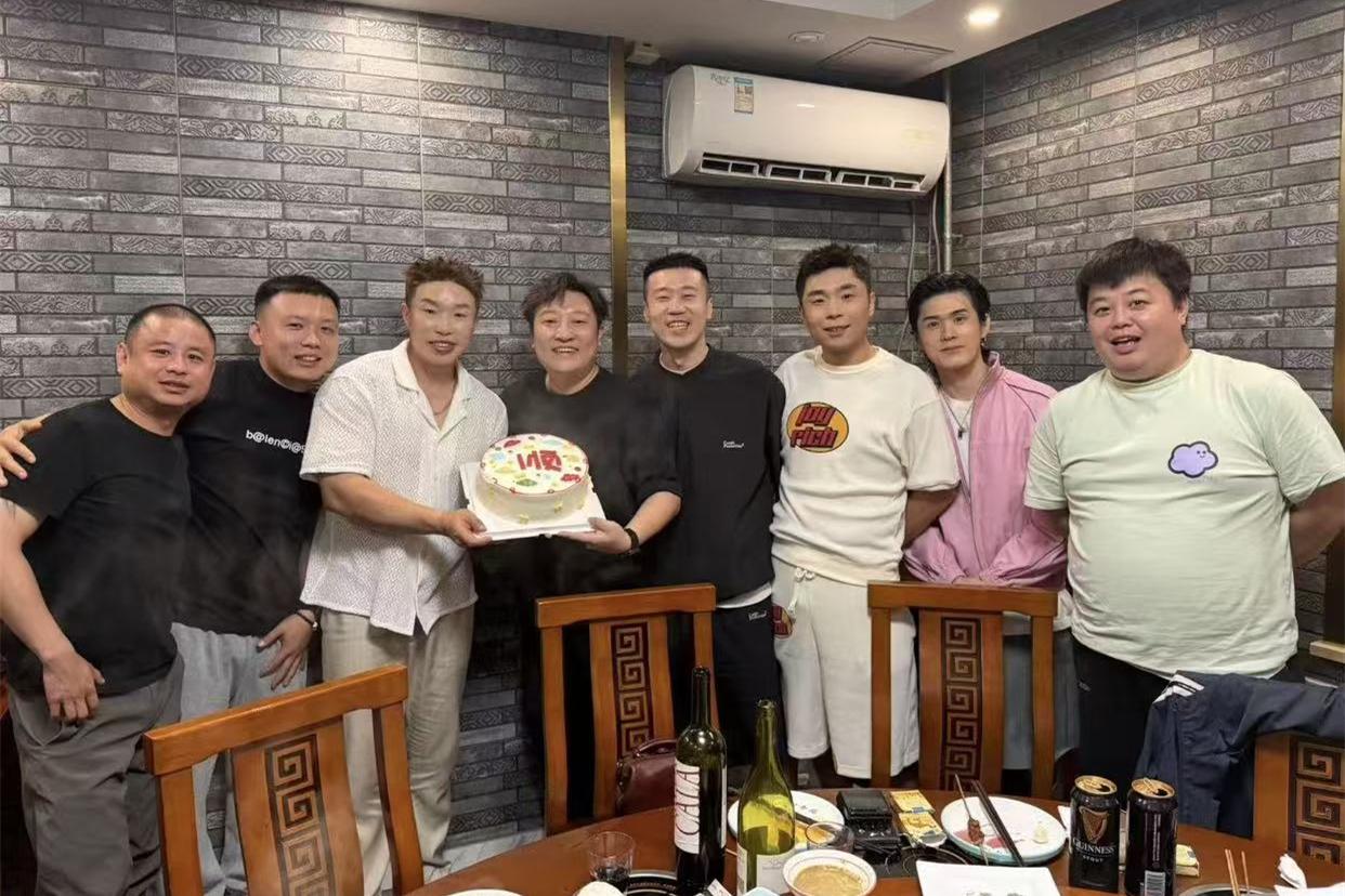 烧饼摆庆功宴，酒店合影照被晒，请客吃饭饼总掏钱买单！上周，烧饼、曹鹤阳在北展举办