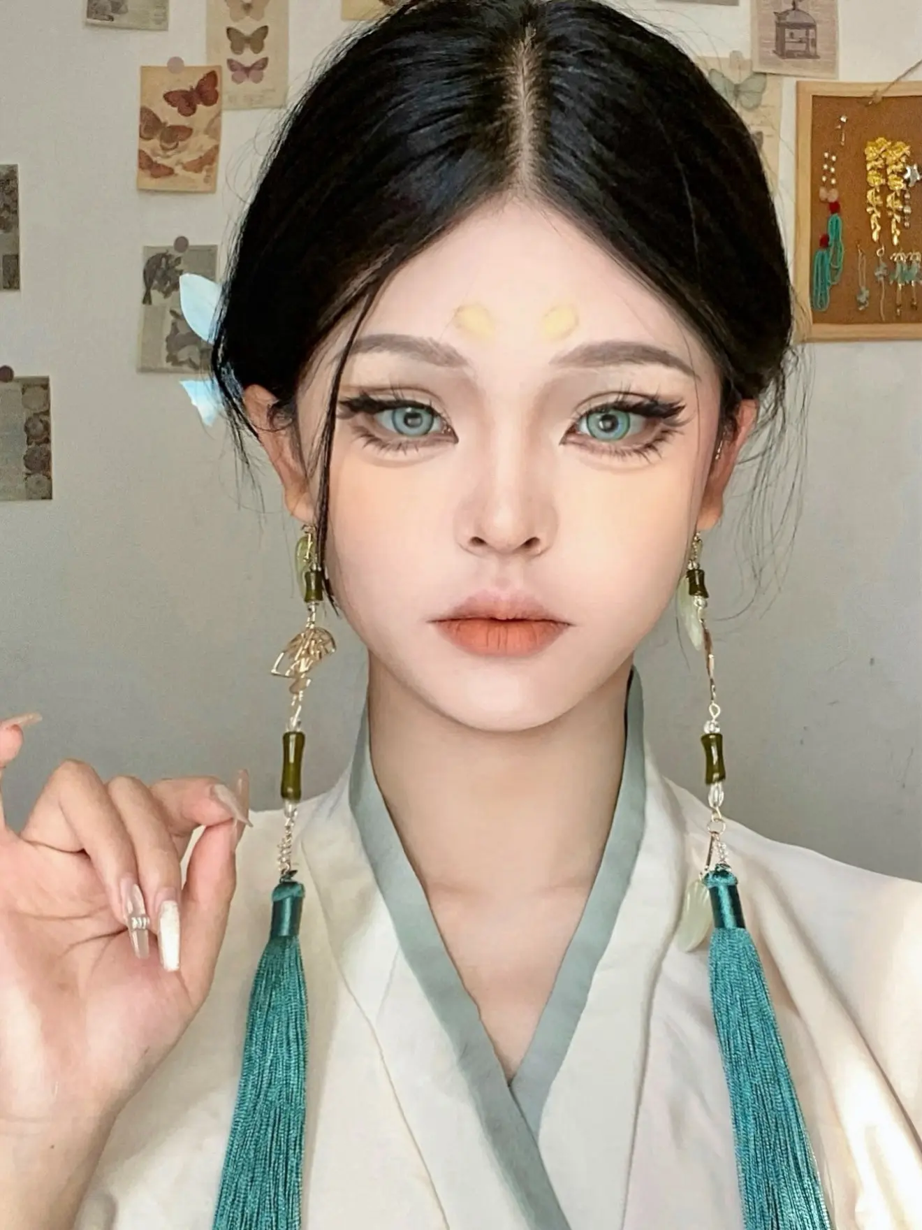 当我把画里的古风美女画到脸上……。如果这样去音乐节就太酷啦 有一种汉服...