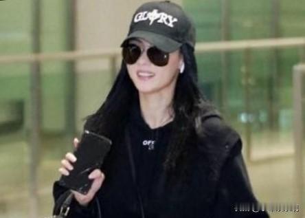 离婚快十五年了，她本可以置身事外。但她安排儿子回港见爷爷最后一面，被认出后还耐心