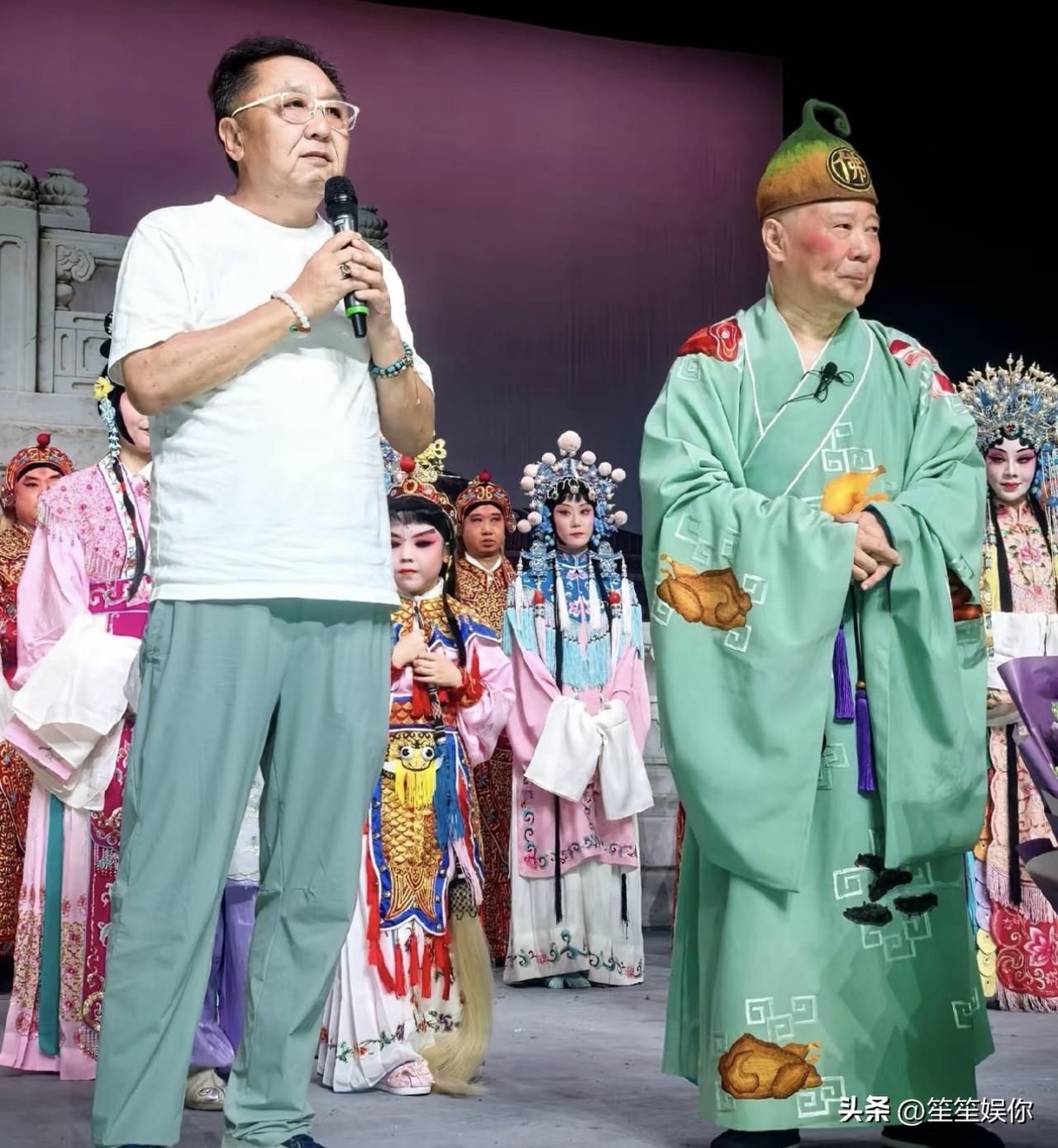 这张图笑点拉满，于谦心里怕是想说，郭德纲你自己作别连累我。郭德纲放飞自我，戏曲丑