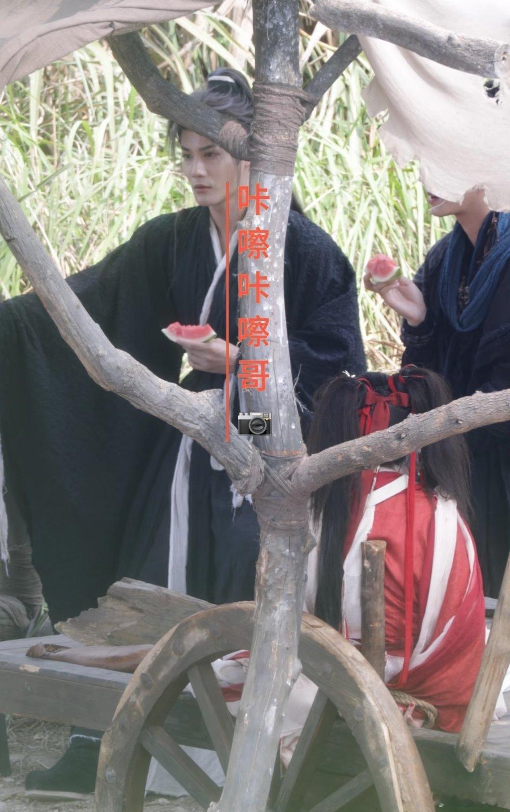 郑业成在《凤舞九天》剧组好开心啊，又是吃西瓜，又是小饮料的，咋不见龚俊出来啃西瓜